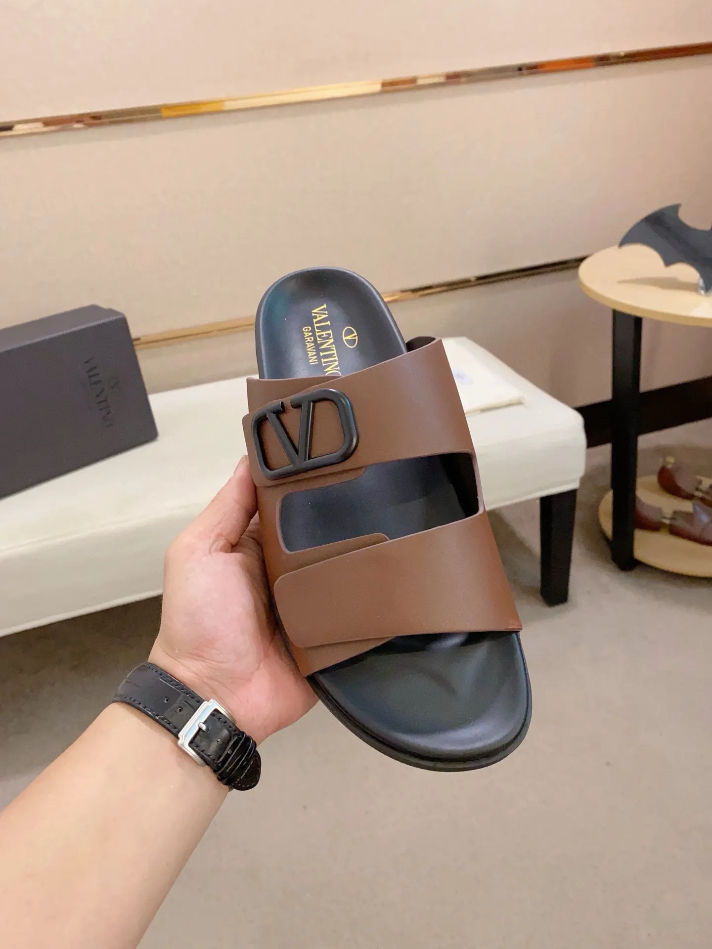 Men's shoes💰: 440💰[Valentino] New men's boutique slippers, counter quality, classic plaid, the actual workmanship is quite complex🔰The uppers are made of imported fabrics➕🐑Sheepskin lining, which tests the craftsman's craftsmanship➕original PU outsole. Size: 38-44 (45 can be customized, non-refundable)